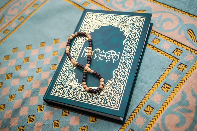 Moslim rozenkrans en gebedenboek op het tapijt