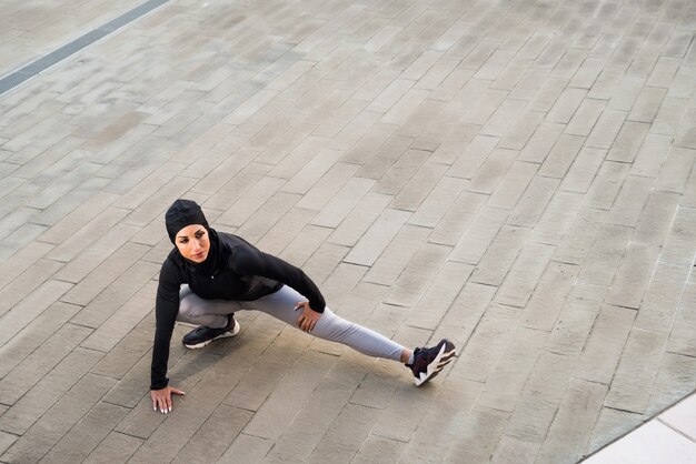 Moslim sportief meisje met fit lichaamstraining buiten