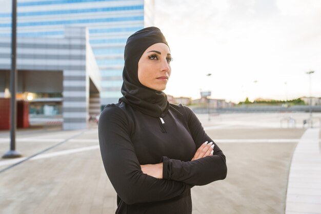 Moslim sportief meisje met fit lichaamstraining buiten