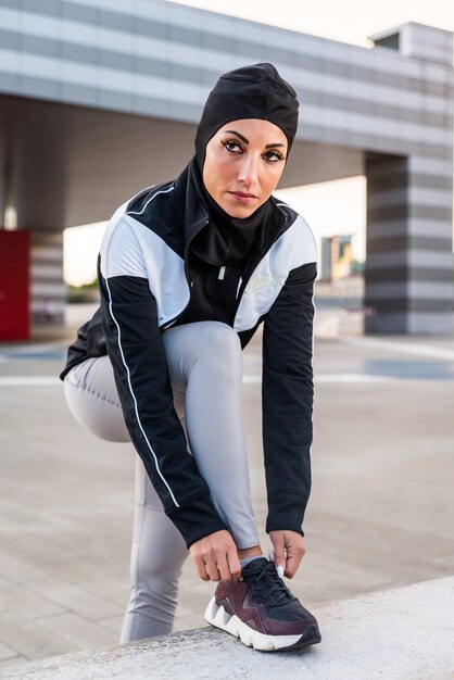 Moslim sportief meisje met fit lichaamstraining buiten