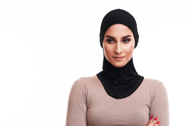 moslim vrouw over wit