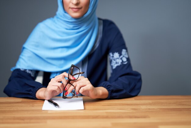 Moslim vrouwelijke student leren in bibliotheek