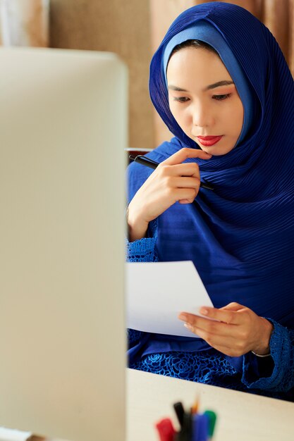 Moslim zakenvrouw brief lezen