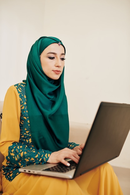Moslim zakenvrouw werken vanuit huis