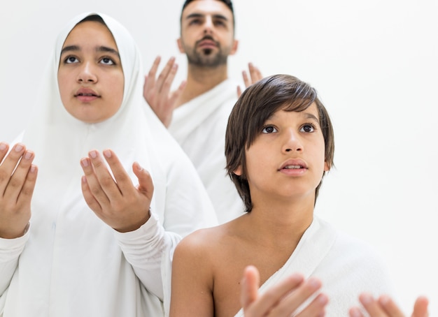 Moslimfamilie die als klaar voor Hajj het bezoeken Kaaba in Mekka stelt