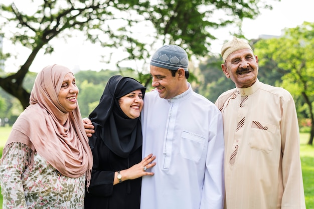 Moslimfamilie die een goede tijd hebben in openlucht