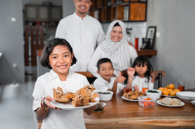 Moslimfamilie die iftar-diner heeft