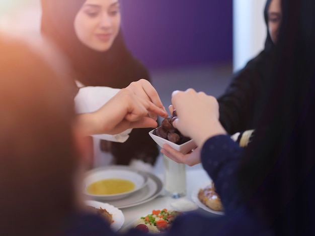 Moslimfamilie die iftar samen hebben tijdens de ramadan. Arabische mensen verzamelen zich voor een traditioneel diner tijdens de vastenmaand.