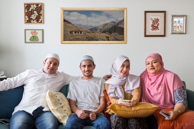 Moslimfamilie die in het huis ontspannen