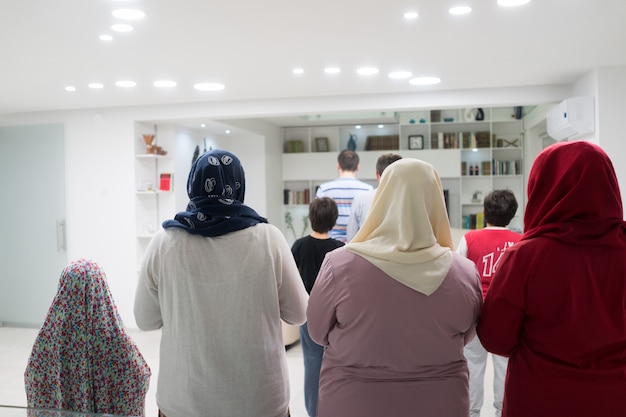 Moslimfamilie die samen thuis bidden