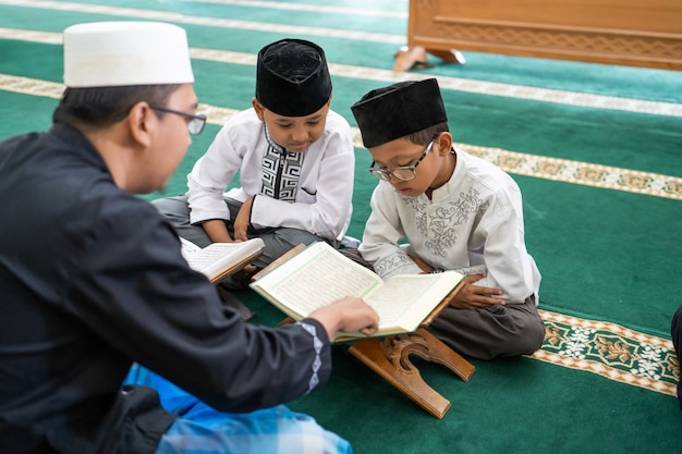 Moslimjongen leren Koran te lezen