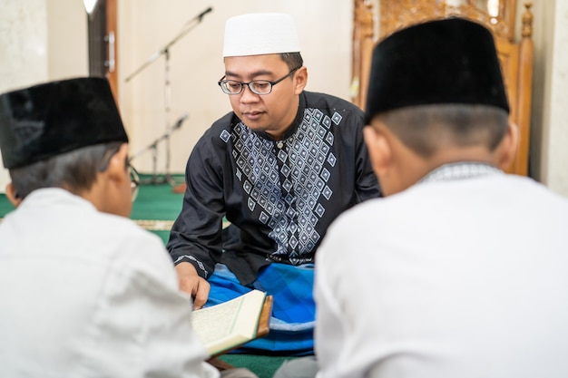 Moslimjongen leren Koran te lezen