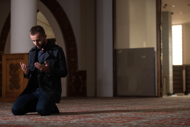 Moslimman bidt in de moskee