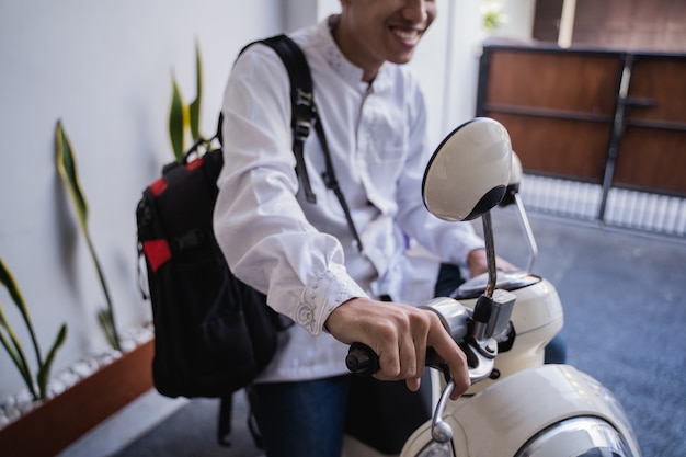 Moslimmannetje dat per motor reist voor eid mubarak lebaran