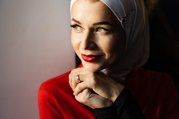 Moslimmeisje bidt thuis. Close-up portret van moslim model weared in traditionele islamitische sjaal. islam religie.