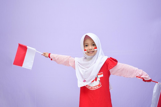 Moslimmeisje viert Indonesische onafhankelijkheidsdag op 17 augustus Hari Merdeka