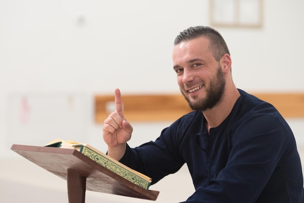 Moslimmens die een vinger in de lucht houdt