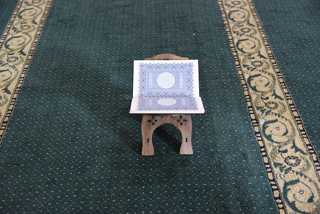 moslimmensen in moskee lezen samen koran concept van islamitisch onderwijs