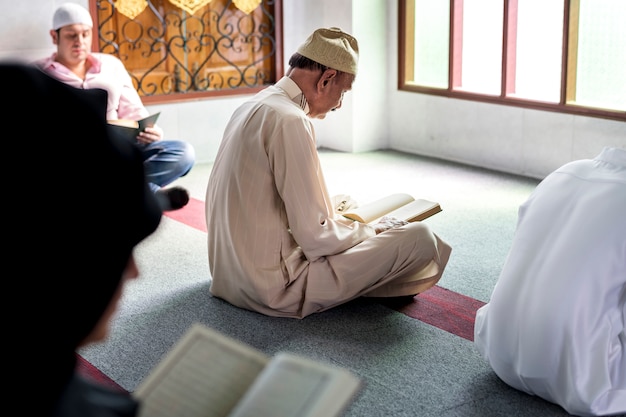 Moslims die lezen van de koran