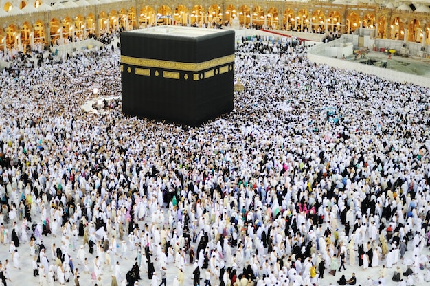 Moslims van over de hele wereld bidden in de Kaaba in Mekka, Saoedi-Arabië