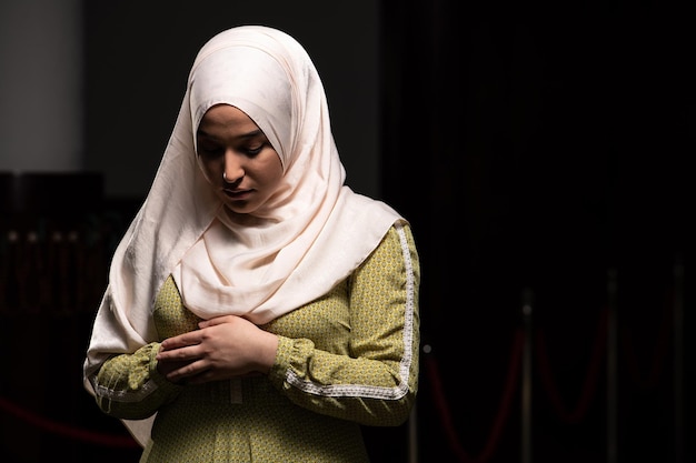 Moslimvrouw aan het bidden in de moskee