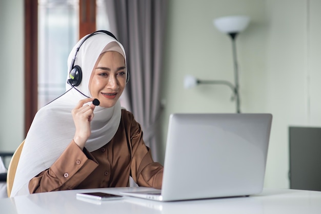 Foto moslimvrouw callcenter aan het werk