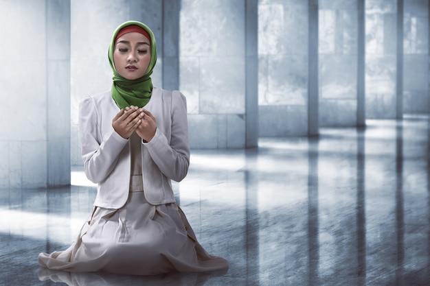 Foto moslimvrouw die bidt