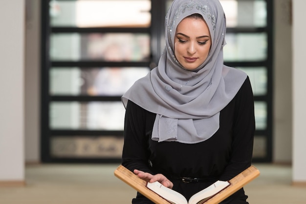 Moslimvrouw die de Heilige Islamitische Boek Koran leest