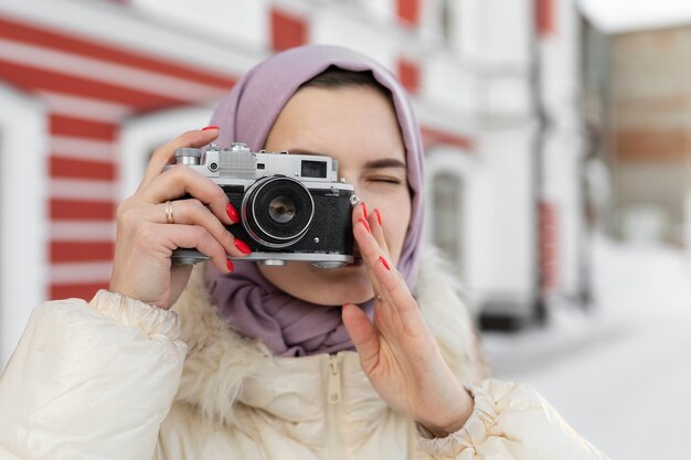 Moslimvrouw die een foto maakt terwijl ze op vakantie is