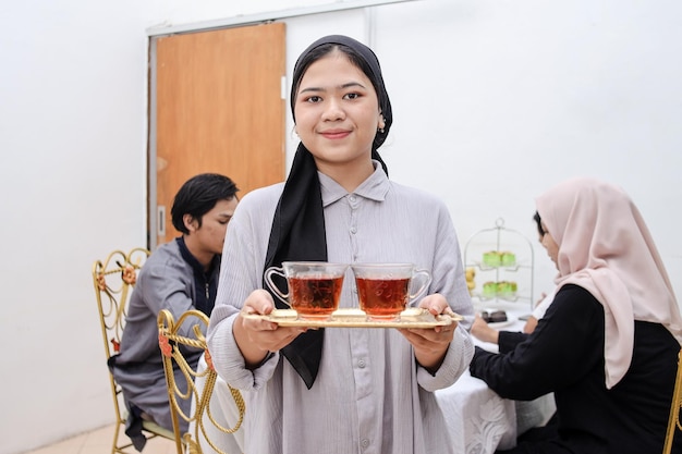moslimvrouw die hete thee vasthoudt voor pauzevasten met vrienden