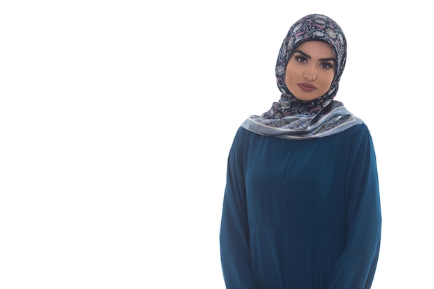 Moslimvrouw die hijab draagt op witte achtergrond