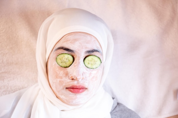 Moslimvrouw die in een spa ligt met een gezichtsmasker