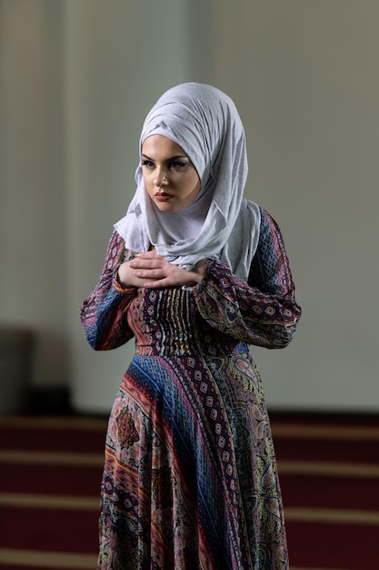 Moslimvrouw die in moskee bidt