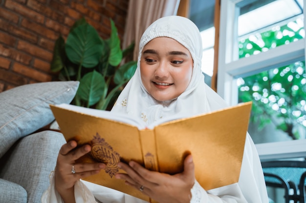 Moslimvrouw die koran leest