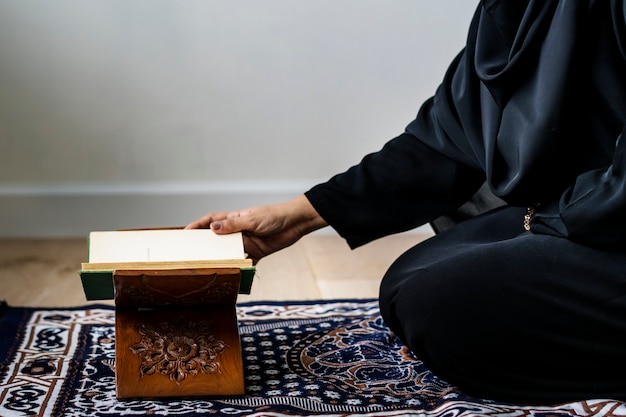 Moslimvrouw die van de koran lezen