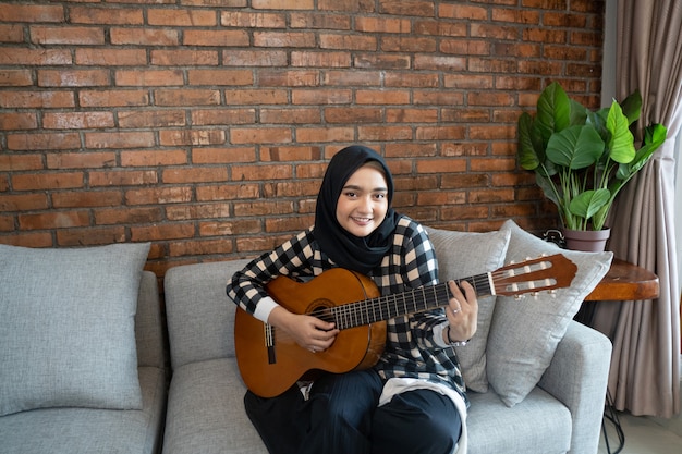Moslimvrouw gitaarspelen