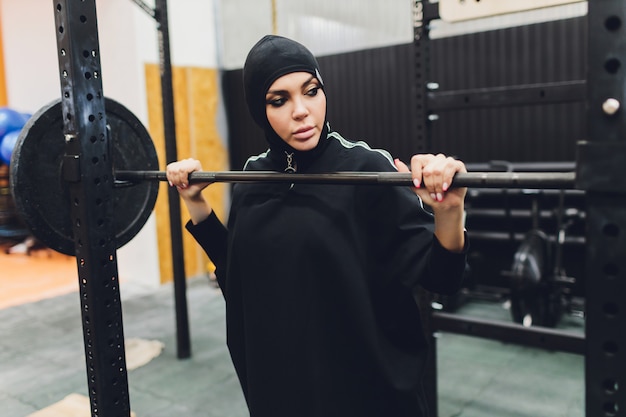 Moslimvrouw in hijab uitoefenen in een sportschool.
