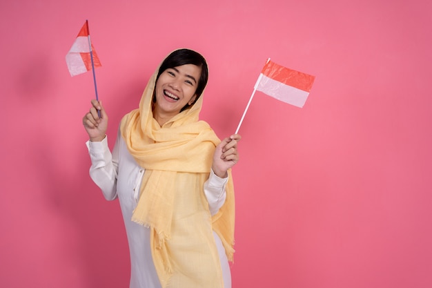 Moslimvrouw met de nationale vlag van Indonesië