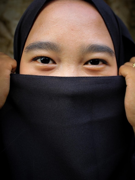 Foto moslimvrouw met glinsterende zwarte ogen.