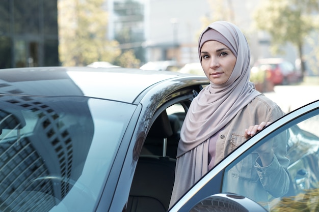 Moslimvrouw met haar auto