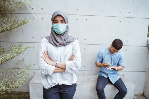 Moslimvrouw met maskers.