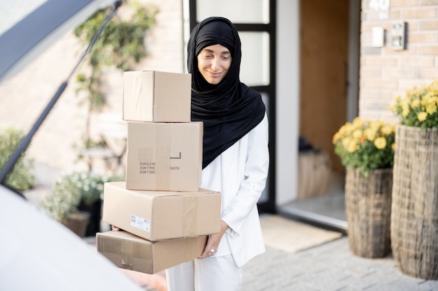 Moslimvrouw met pakjes naar huis