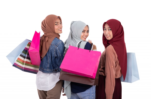 Moslimvrouw met sjaal met boodschappentas
