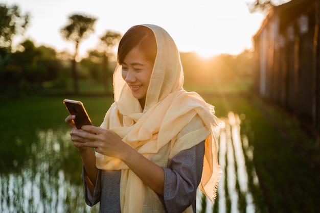 Moslimvrouw met smartphone buiten