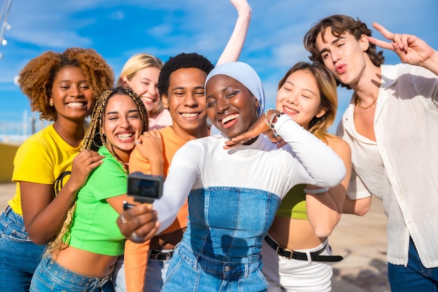 Foto moslimvrouw neemt een selfie met vrienden