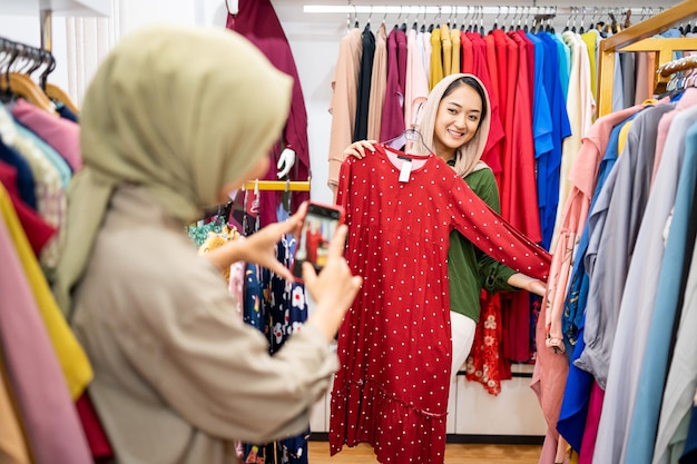 Moslimvrouw neemt foto van haar vriend terwijl ze nieuwe kleren probeert