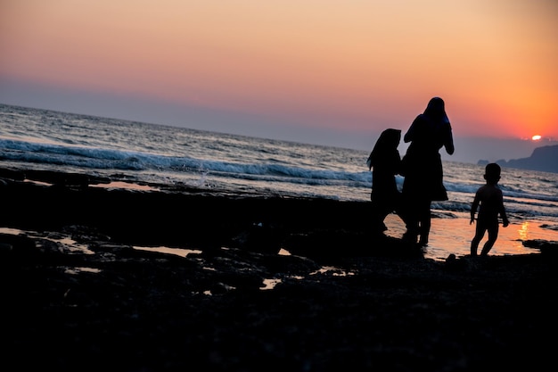 Moslimvrouw op het strand met silfie