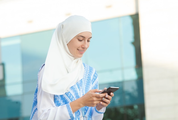 Moslimvrouw praten over de telefoon