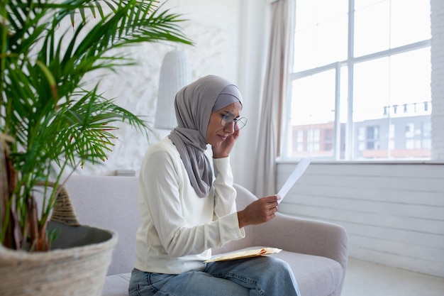 Moslimvrouw thuis in hijab boos arabische vrouw ontving e-mailbericht met slecht nieuws