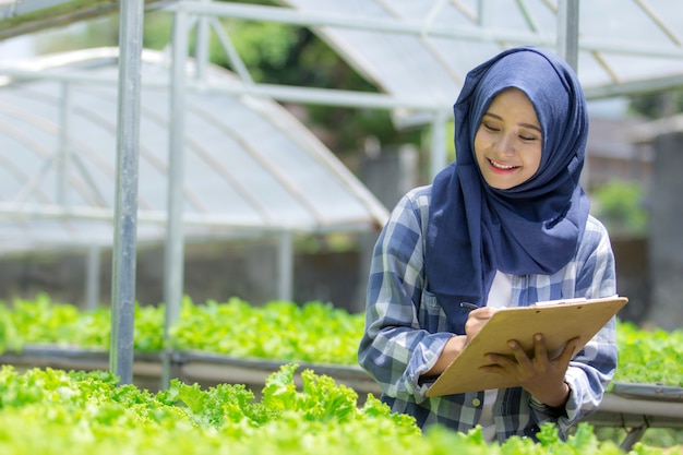 Moslimvrouw werken in hydrofoon